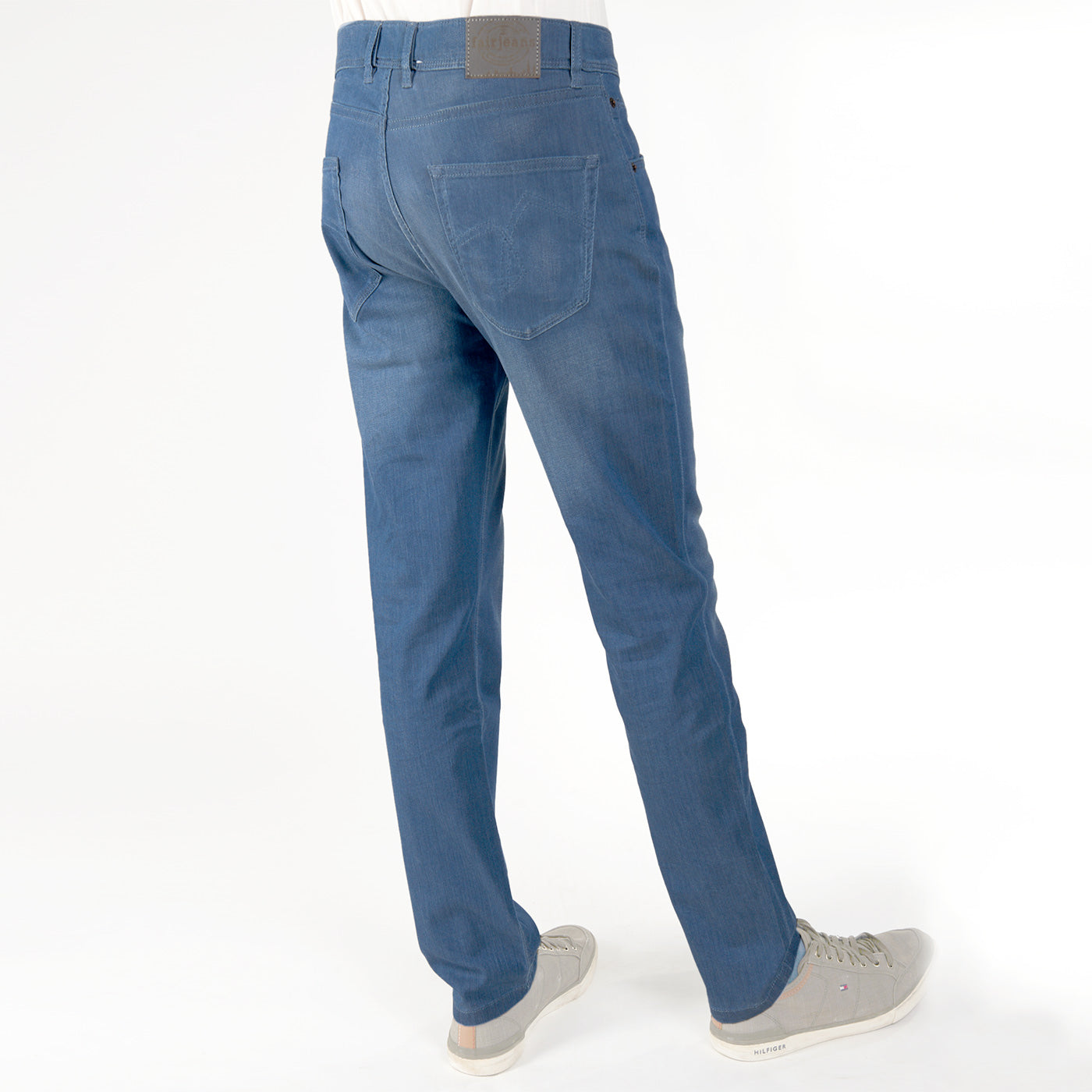 Gerade geschnittene Herrenjeans von fairjeans: Regular Fit aus Bio-Baumwolle mit leichtem Denim-Look - perfekt für den Sommer.