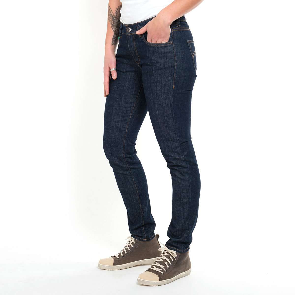 Ein Produktfoto der fairjeans Slim Fit Damenjeans. Aus Bio-Baumwolle gefertigt, ohne Used-Look in Navy Denim. Ein zeitloser Klassiker für jeden Kleiderschrank