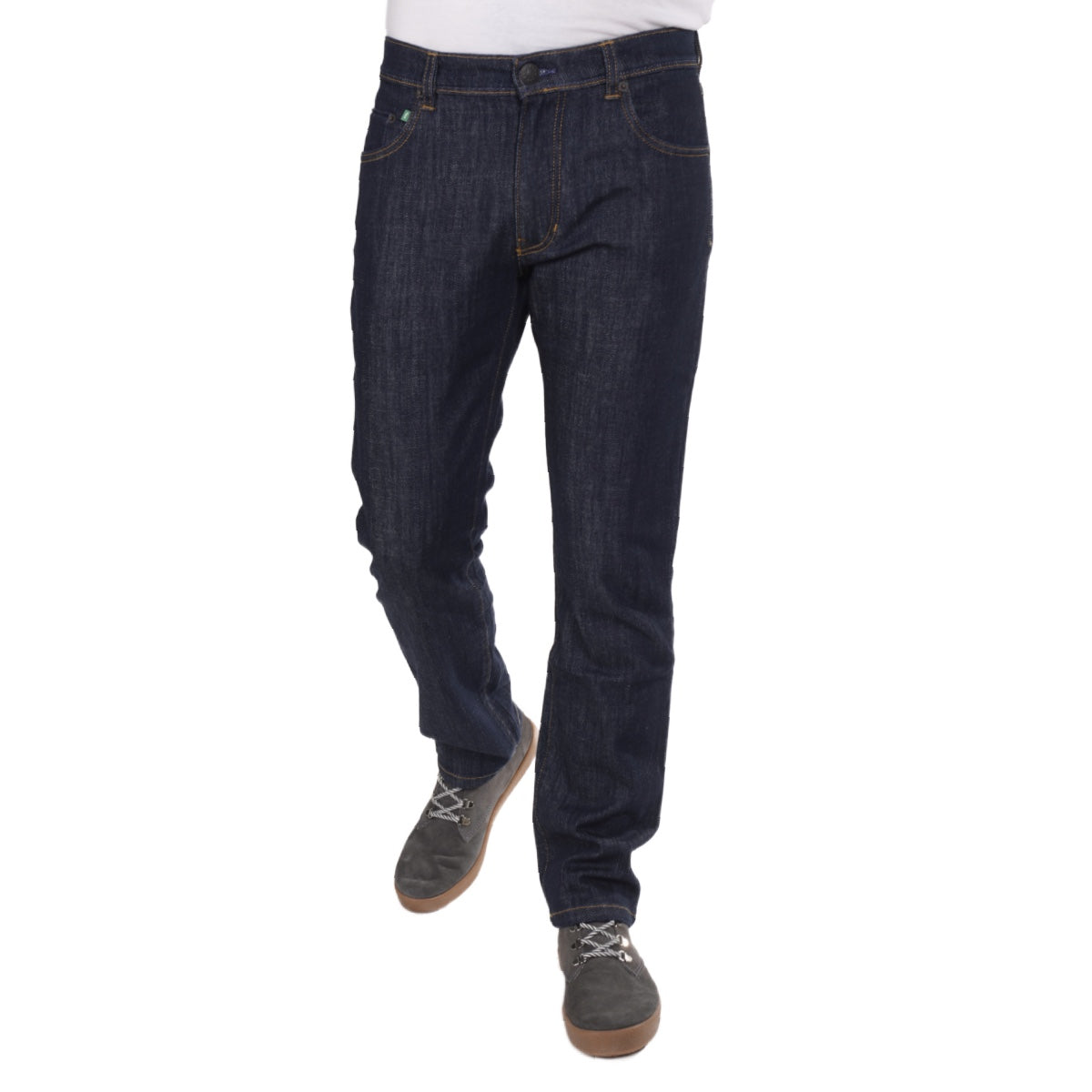 Ein Produktfoto von Fairjeans, einem Hersteller von nachhaltigen Jeans aus Bio-Baumwolle. Das Bild zeigt eine gerade Herrenjeans in Regular Fit. Nachhaltigkeit und ethische Produktion