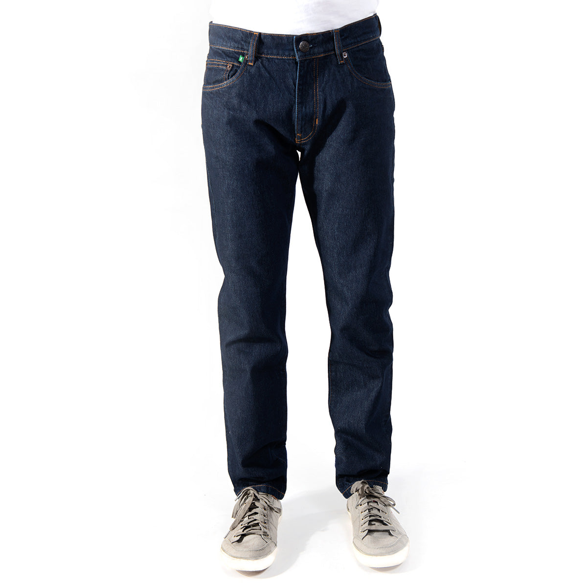 Jeans von Fairjeans, einem Hersteller von nachhaltigen Jeans aus aus 100% Bio-Baumwolle ohne Elasthan. Das Bild zeigt eine gerade Herrenjeans in Regular Fit und betont die Nachhaltigkeit und ethische Produktion des Herstellers.
