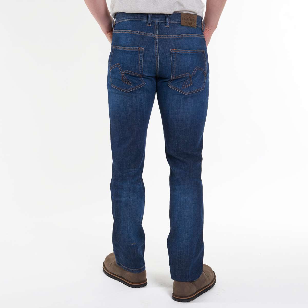 Ein Bild einer geraden Jeans für Herren von Fairjeans, einem Hersteller von nachhaltigen Jeans aus Bio-Baumwolle. Das Produktfoto zeigt eine Jeans in Regular Fit mit einem minimalistischen Design und betont die Nachhaltigkeit der Produktion.