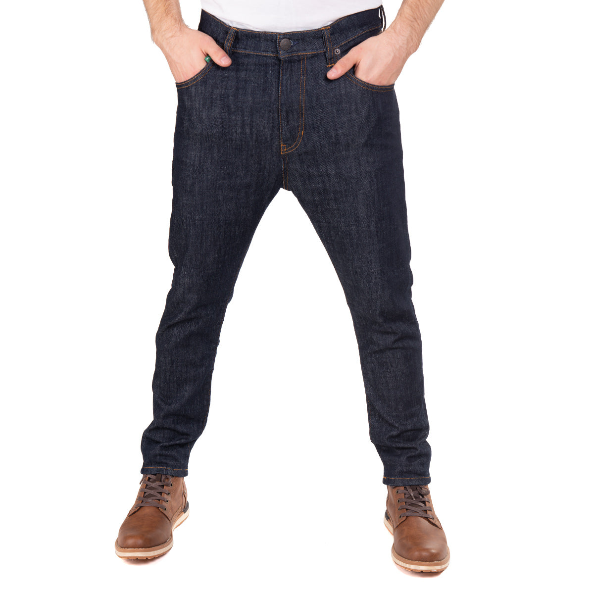 "Nachhaltige Herrenjeans von fairjeans: Tapered Fit aus Bio-Baumwolle, lässig weit an Hüften und Po, schmaler werdend zum Knöchel hin