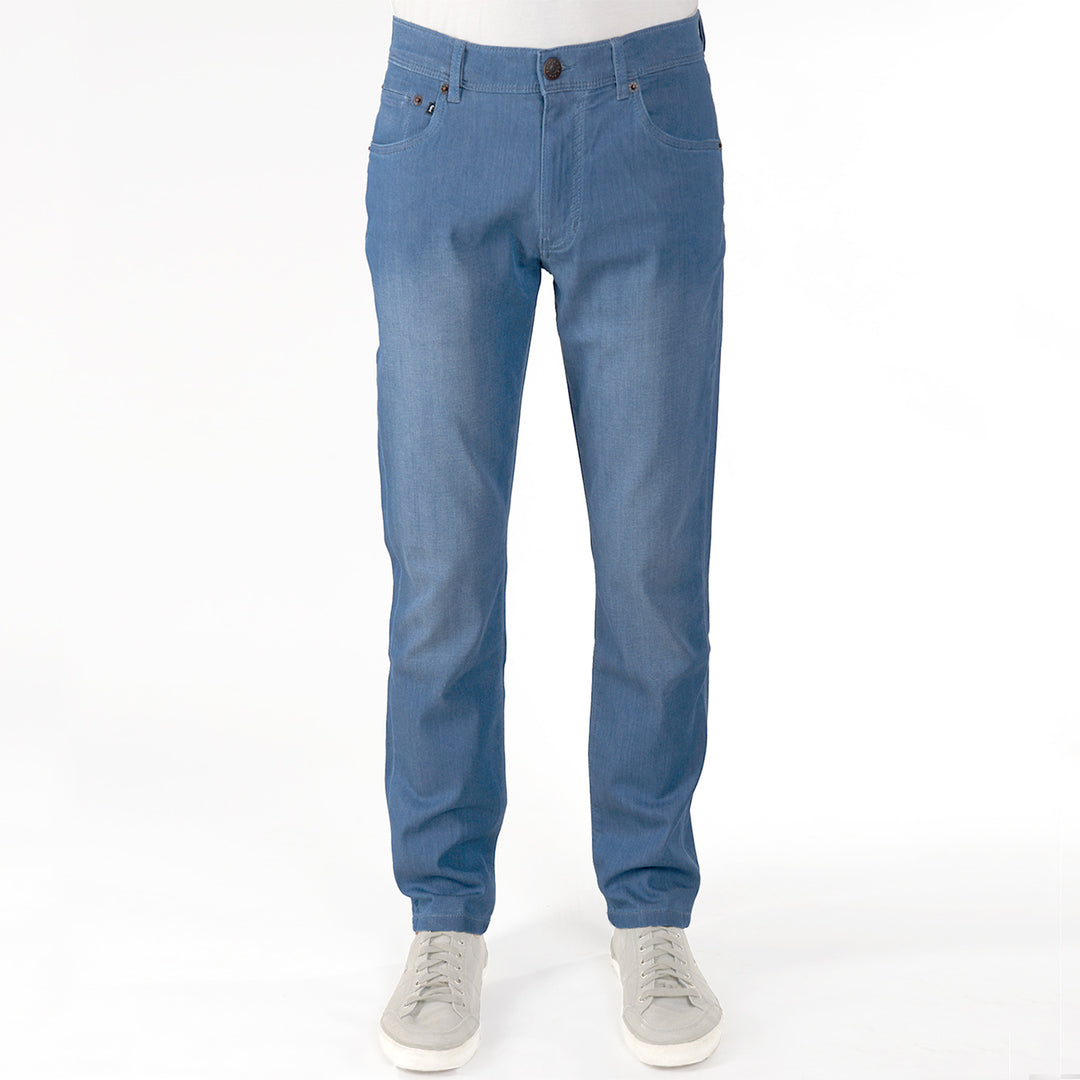 Bio-Baumwolljeans von fairjeans: Gerade geschnittene Sommer-Jeans für Herren - Regular Fit, leichter Denim-Look und angenehm zu tragen.
