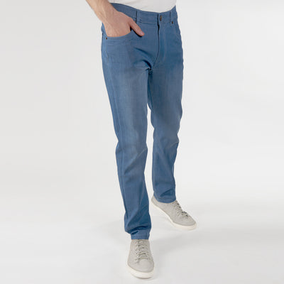 Herren Sommer-Jeans von fairjeans: Regular Fit aus Bio-Baumwolle mit geradem Schnitt und leichtem Denim - nachhaltig und stylisch.