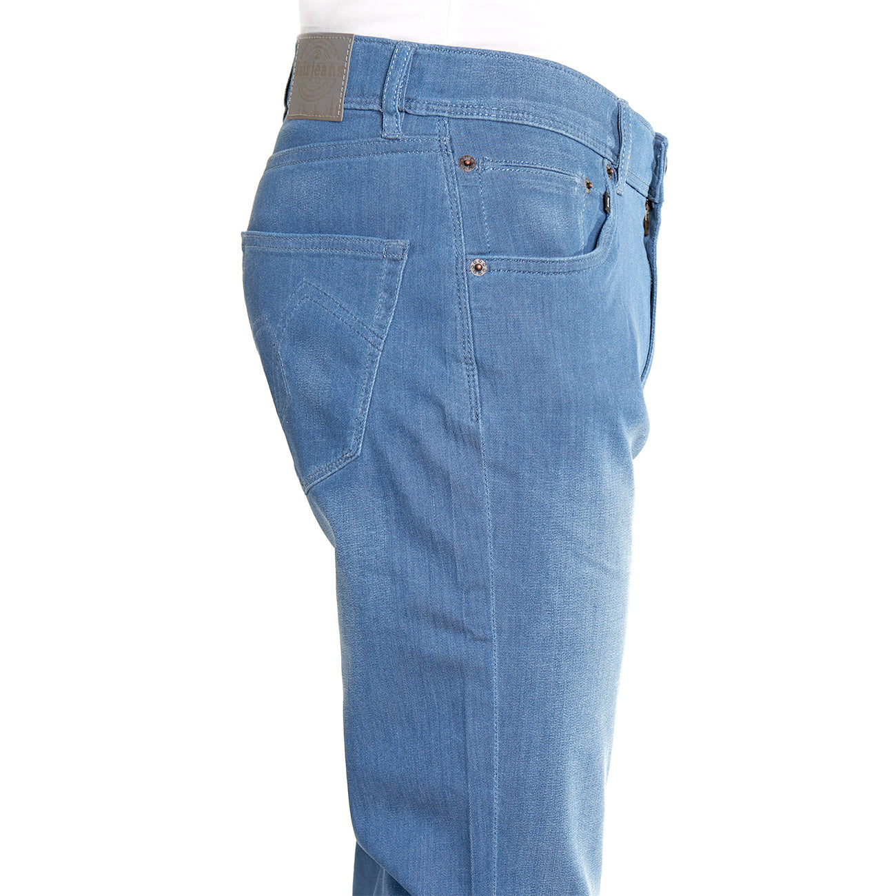 Sommer-Jeans von fairjeans: Gerade geschnittene Herren Regular Fit Jeans aus Bio-Baumwolle mit leichtem Denim - bequem und nachhaltig produziert.