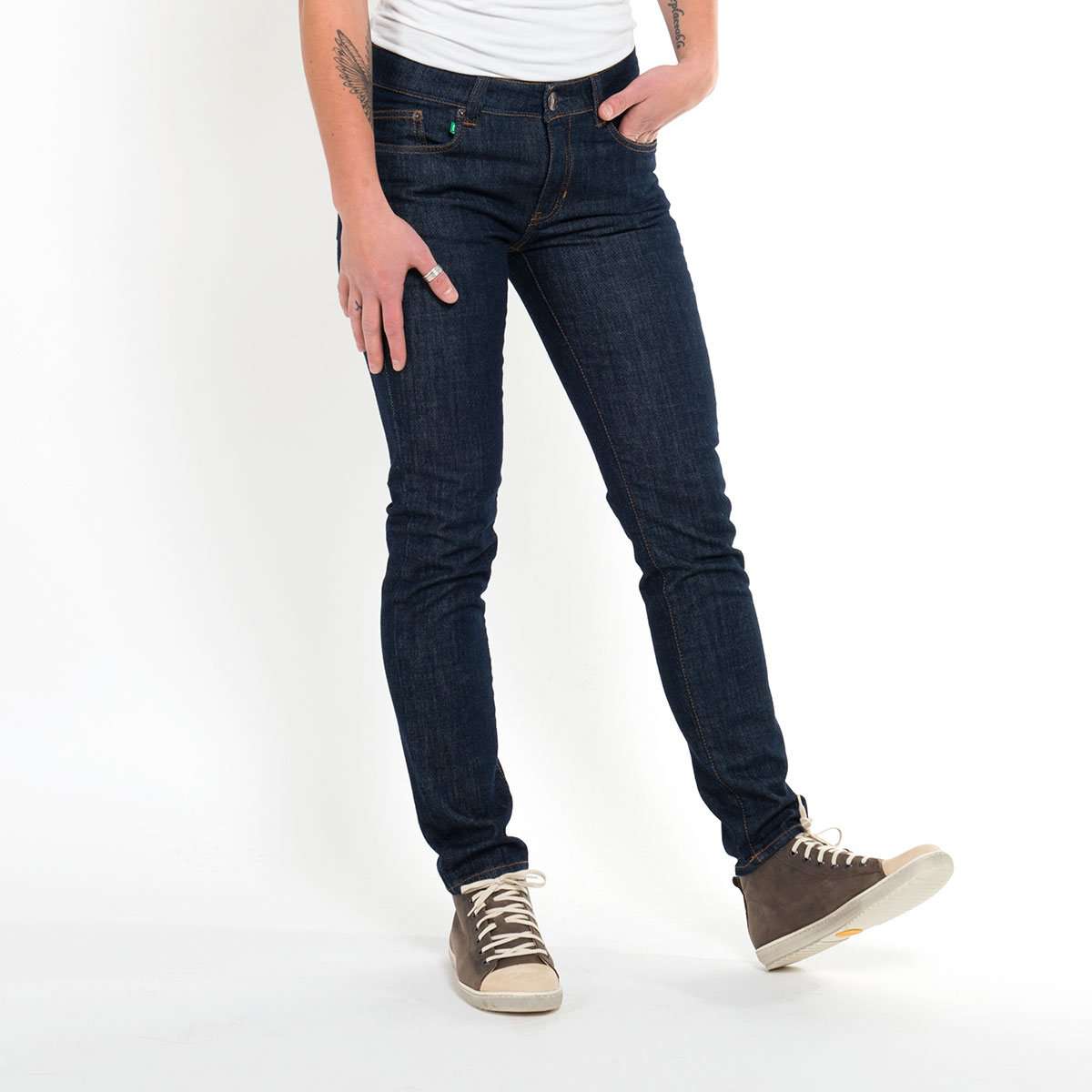 Bild einer schmal geschnittenen Damenjeans von fairjeans. Hergestellt aus Bio-Baumwolle, in Navy Denim ohne Used-Look. Ideal für einen minimalistischen Stil.