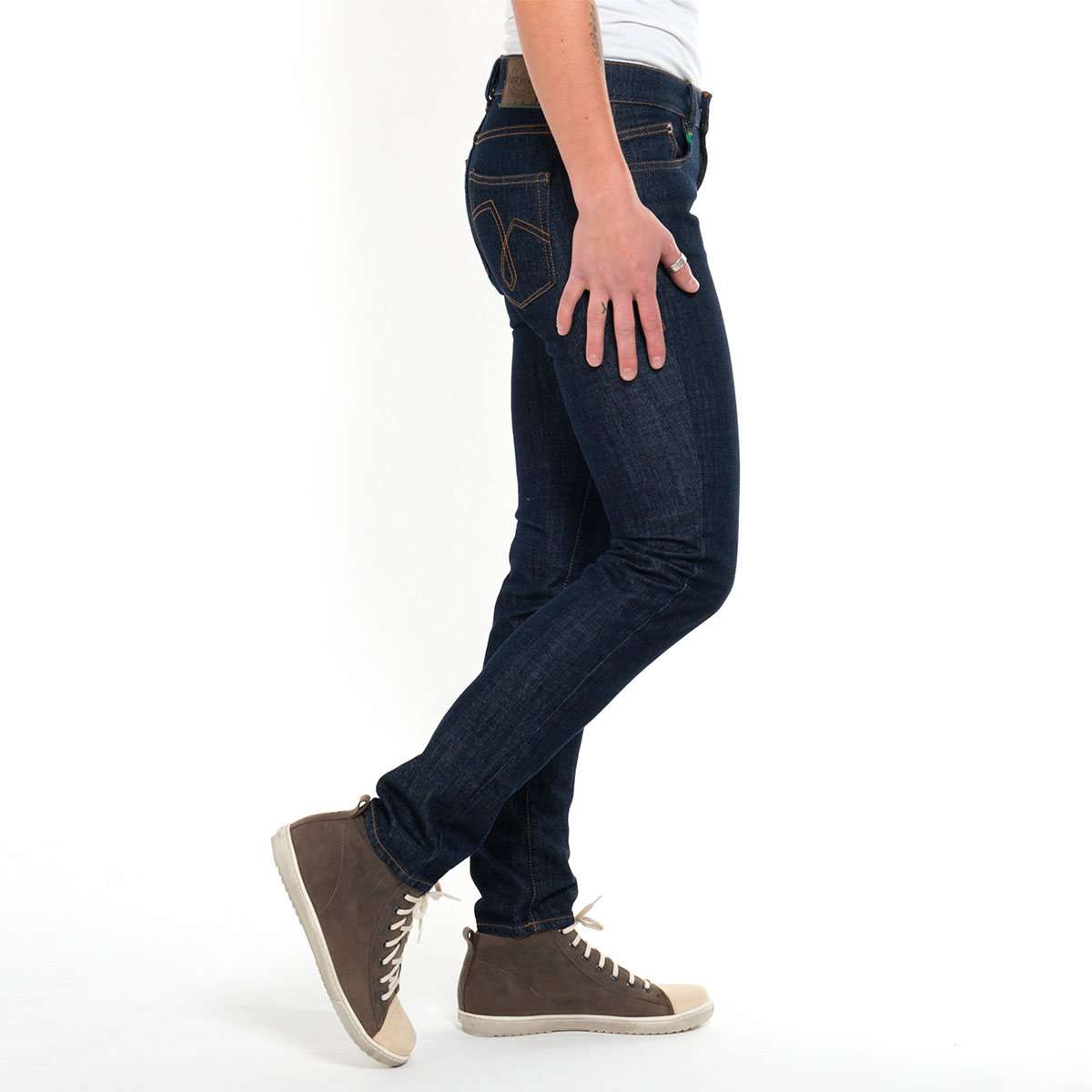 Dieses Foto zeigt die fairjeans Slim Fit Damenjeans in Navy Denim. Hergestellt aus nachhaltiger Bio-Baumwolle und ohne Used-Look. Eine schlichte und stilvolle Wahl für umweltbewusste Fashionistas.