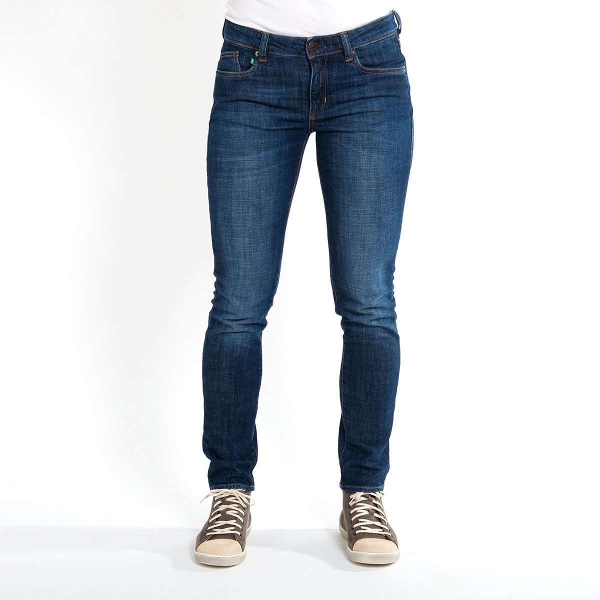 fairjeans Damenjeans in Slim Fit und schmaler Passform. Aus Bio-Baumwolle mit leichtem Used-Look für eine lässige Note. Nachhaltige Mode für umweltbewusste Frauen.