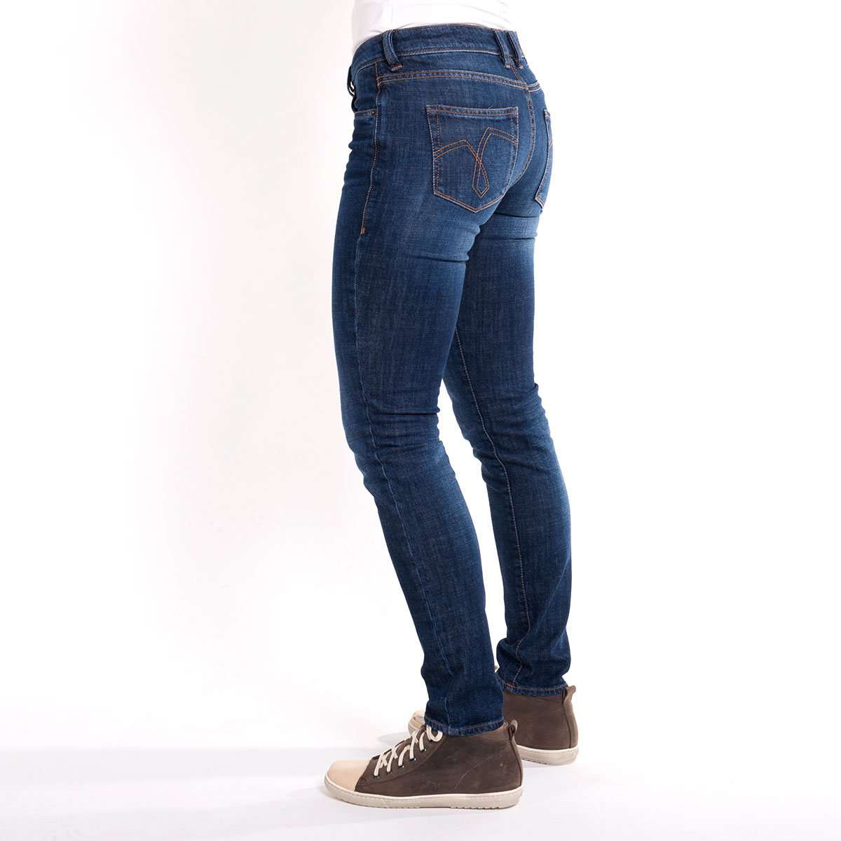 Ein Produktfoto der fairjeans Slim Fit Damenjeans. Aus Bio-Baumwolle mit leichtem Used-Look und schmaler Passform. Eine umweltfreundliche Wahl für stilbewusste Frauen.