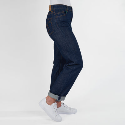 Bio-Baumwolljeans von fairjeans: Damen Regular Fit mit hoch sitzendem Bund - schmal anliegend und ohne Used-Look.