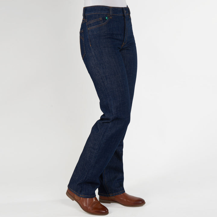 Damen Regular Fit Jeans von fairjeans: Hoher Bund auf Bauchnabelhöhe, schmal anliegend und aus Bio-Baumwolle - nachhaltig und bequem.