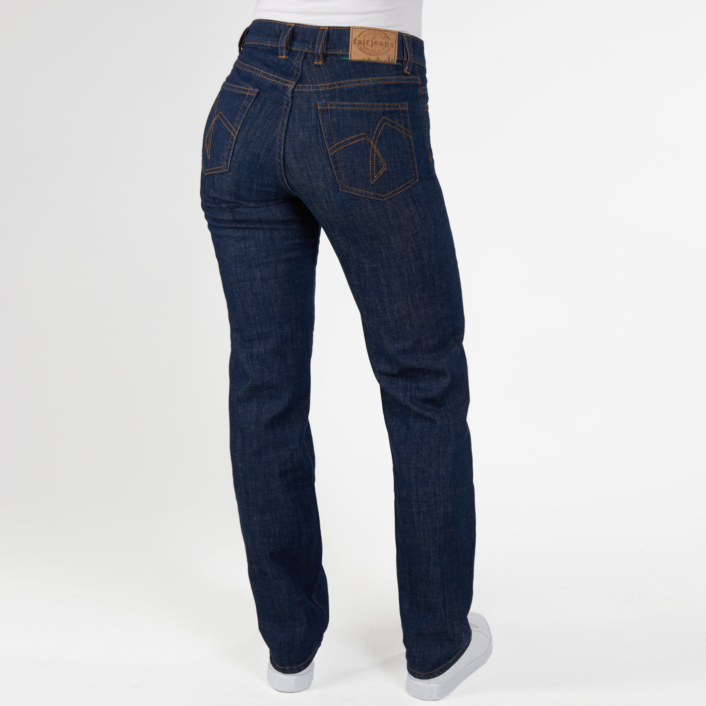 fairjeans Damenjeans: Regular Fit mit hohem Bund aus Bio-Baumwolle - schmal anliegend auf Bauchnabelhöhe und zeitlos im Design.