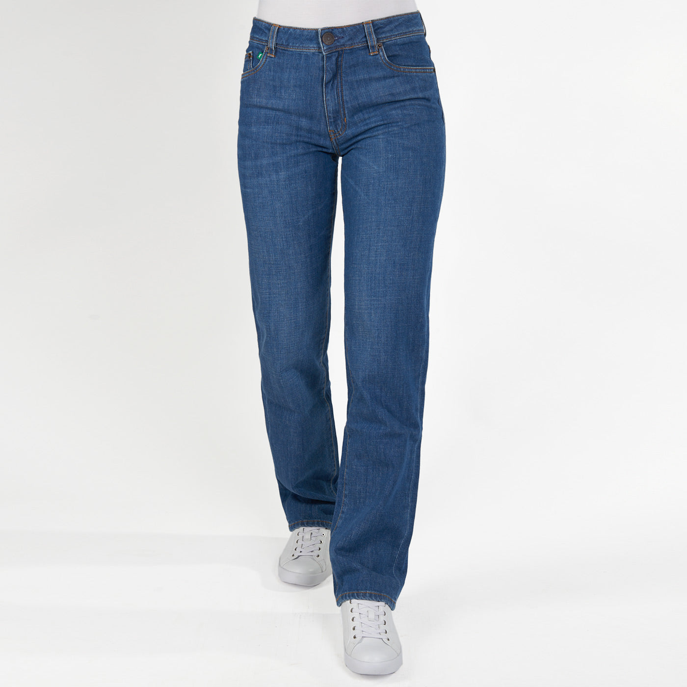 Bio-Baumwolljeans von fairjeans: Damen Regular Fit mit hohem, schmal anliegendem Bund auf Bauchnabelhöhe - leichter Used-Look für einen lässigen Look.