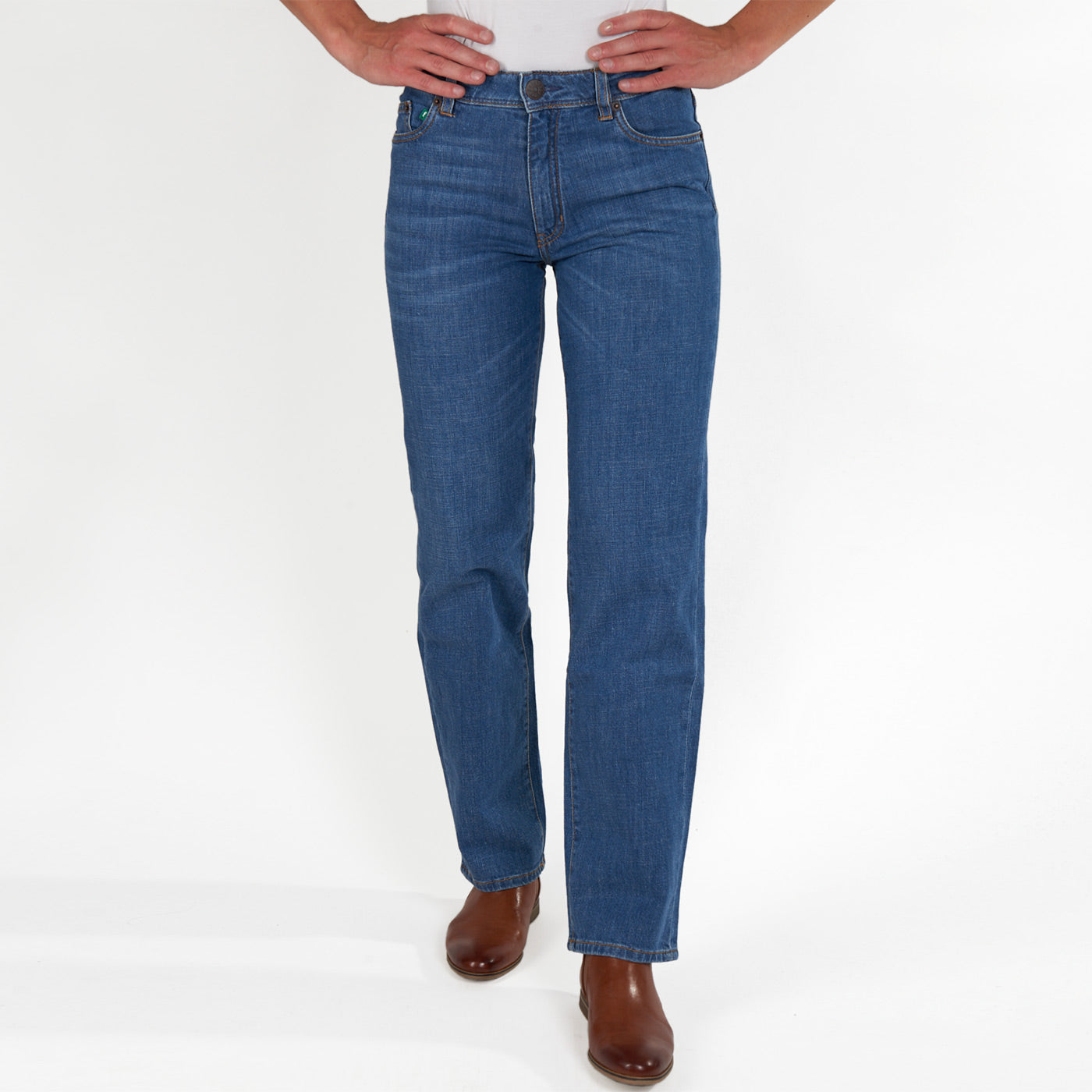 Damenjeans von fairjeans: Regular Fit aus Bio-Baumwolle mit hohem, schmal anliegendem Bund auf Bauchnabelhöhe - verhindert lästiges Abstehen der Hose hinten.