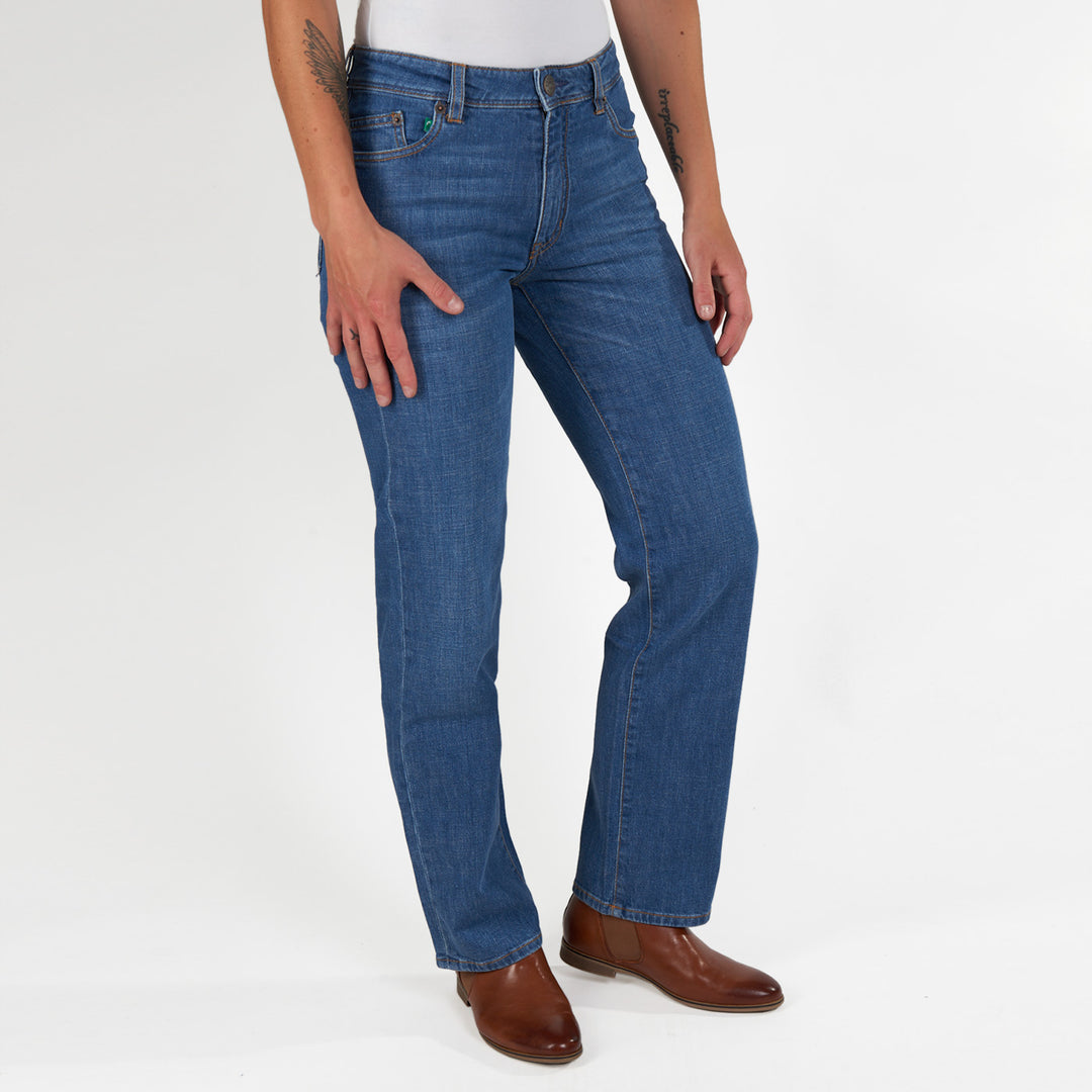 Damen Regular Fit Jeans von fairjeans: Hoher, schmal anliegender Bund auf Bauchnabelhöhe aus Bio-Baumwolle - leichter Used-Look und optimaler Sitz am Po.