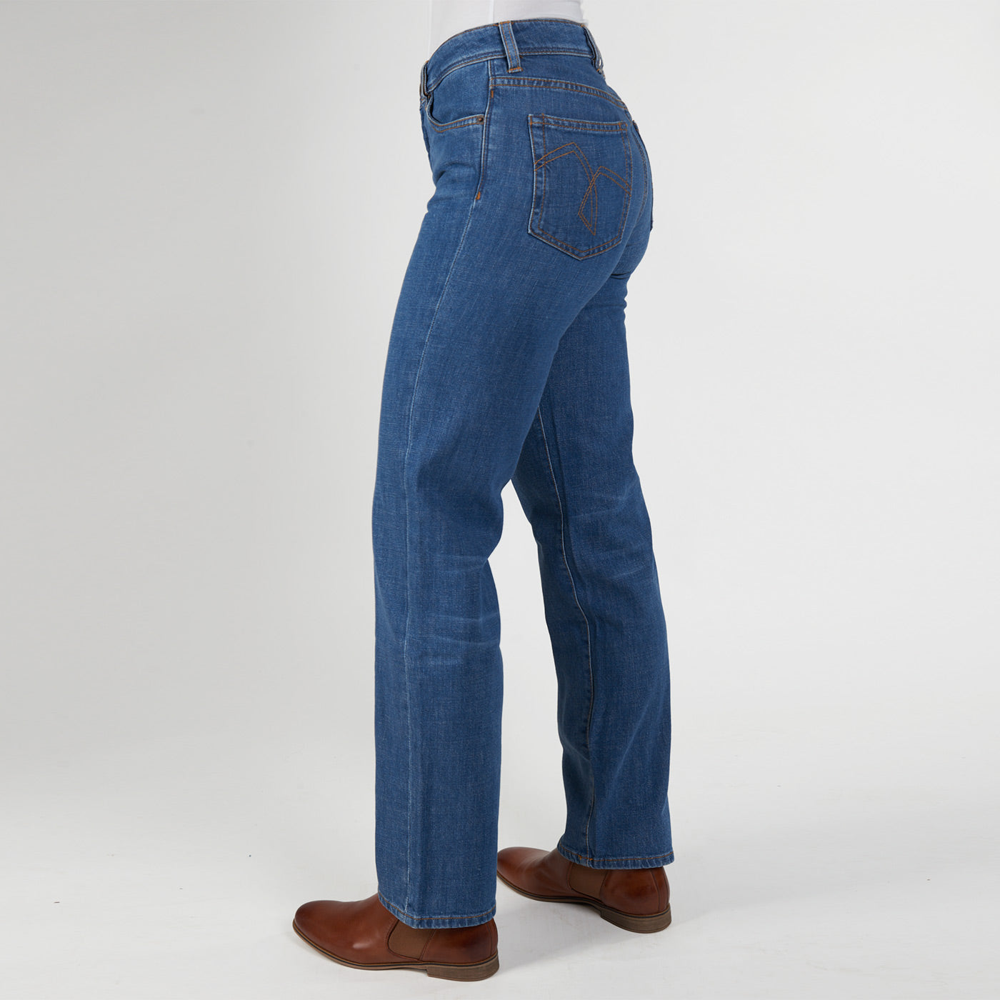 fairjeans Damenjeans: Regular Fit mit hohem, schmal anliegendem Bund auf Bauchnabelhöhe aus Bio-Baumwolle - bequem, stylisch und mit perfektem Sitz am Po.