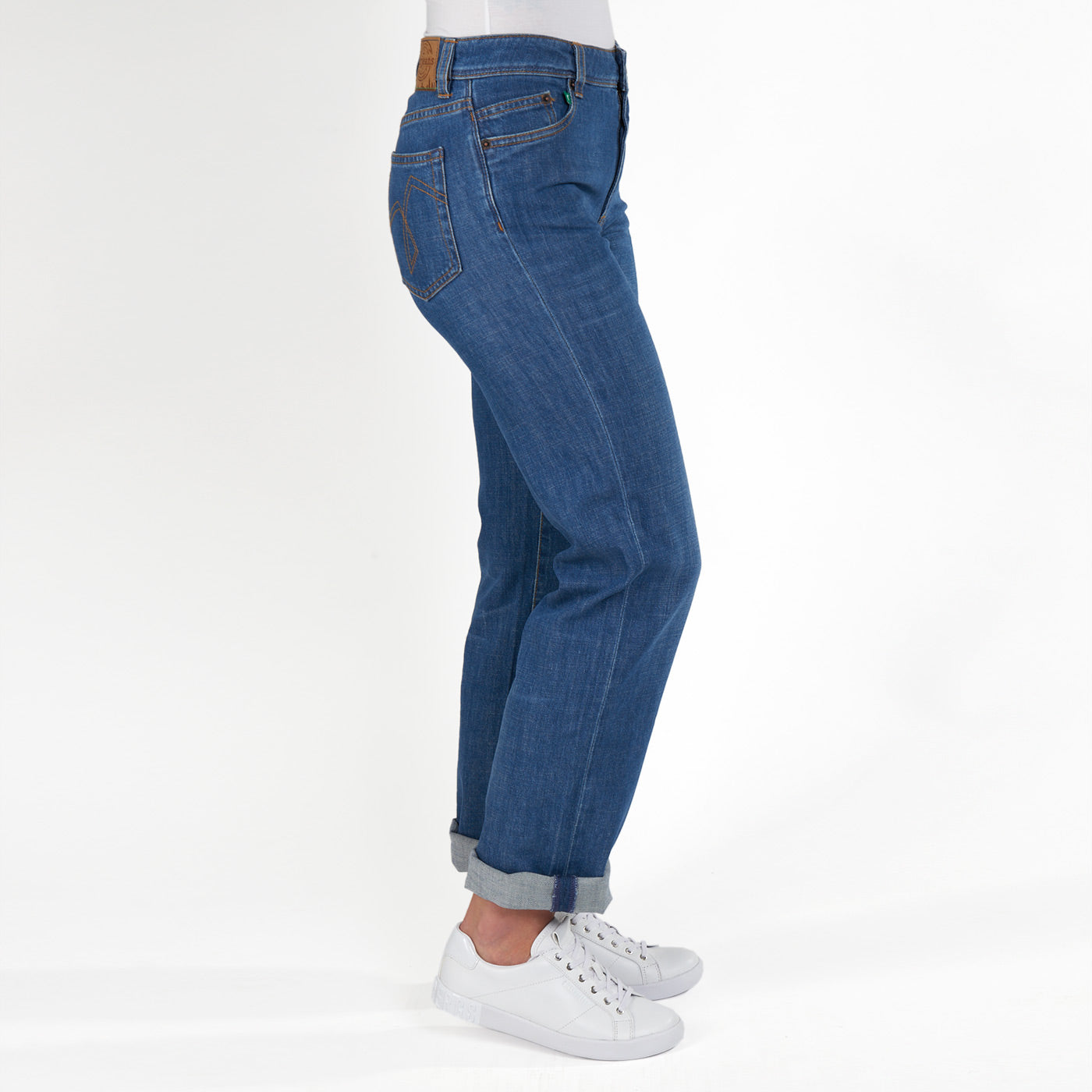 fairjeans Damenjeans: Regular Fit mit hohem Bund aus Bio-Baumwolle - schmal anliegend auf Bauchnabelhöhe und zeitlos im Design. Leichter Used Look.