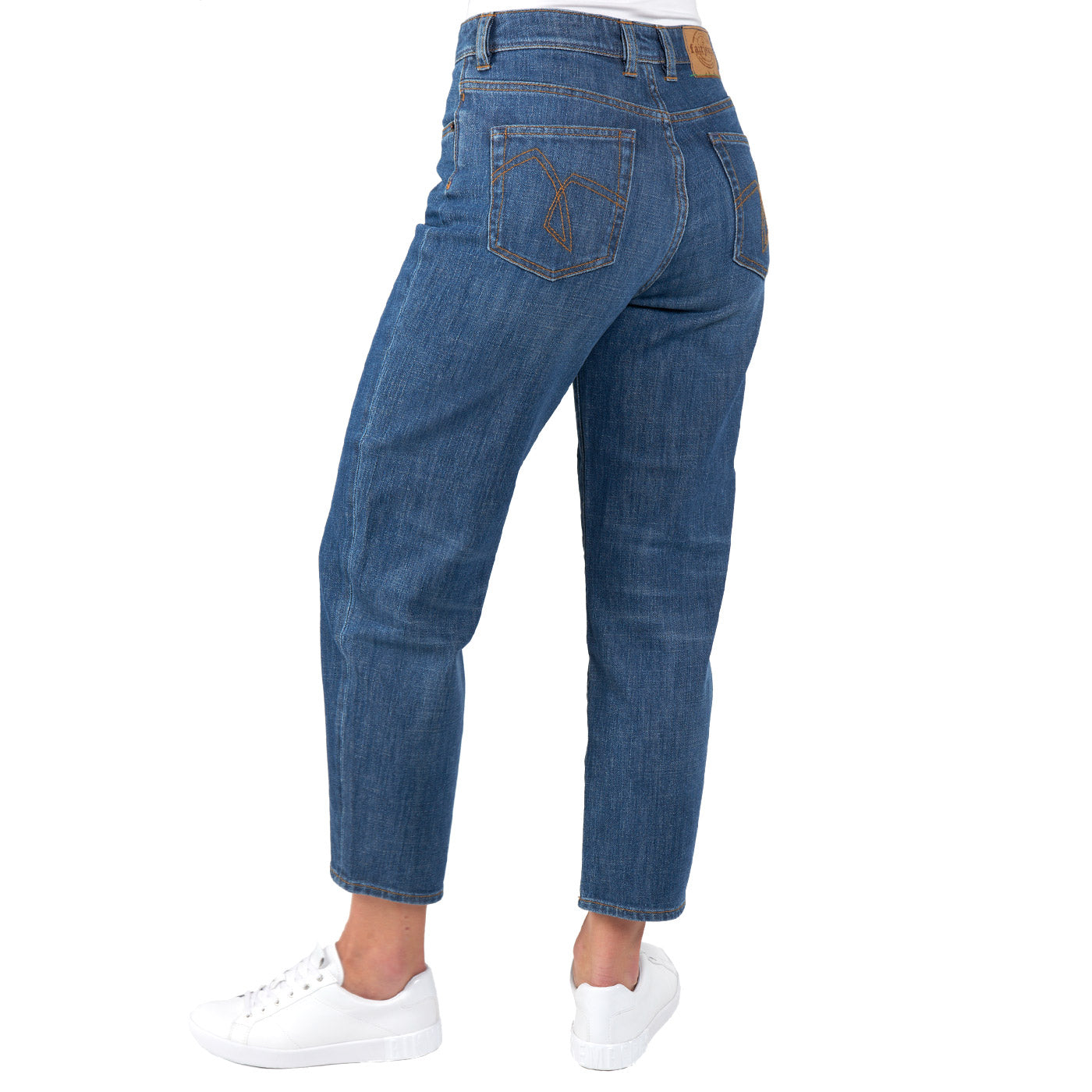 fairjeans Damenjeans: MOMS Fit Karottenjeans aus Bio-Baumwolle - hoher Bund, komfortable Weite am Oberschenkel und schmal zulaufend zum Knöchel mit angesagtem Used-Look.