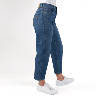 Damen MOMS Fit Jeans von fairjeans: Karottenjeans aus Bio-Baumwolle - hoher Bund, bequeme Weite am Oberschenkel und modisch schmal zulaufend mit dezentem Used-Look.