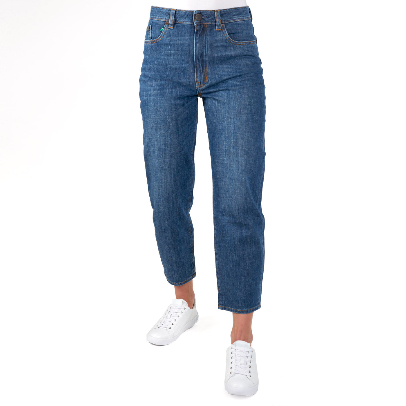 Damen Karottenjeans von fairjeans: MOMS Fit aus Bio-Baumwolle - hoher Bund, weite Passform am Oberschenkel und schmal zulaufend zum Knöchel mit Used-Look.