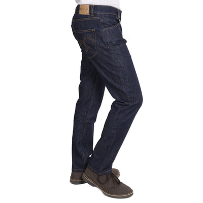 Ein Foto einer nachhaltigen Herrenjeans von Fairjeans, hergestellt aus Bio-Baumwolle und in gerader Passform. Das Produktbild zeigt die Jeans von hinten und betont die hohe Qualität, die Nachhaltigkeit und die Fairness der Produktion.