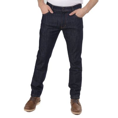Ein Produktfoto einer geraden Jeans für Herren, die aus biologisch angebauter Baumwolle hergestellt wurde und von Fairjeans produziert wird, einem Unternehmen, das sich auf nachhaltige Jeans spezialisiert hat.