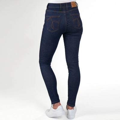 Navy Denim Jeans von fairjeans: Damen Slim Fit mit hohem Bund und schmalem Bein aus Bio-Baumwolle - nachhaltig, ohne Used-Look.