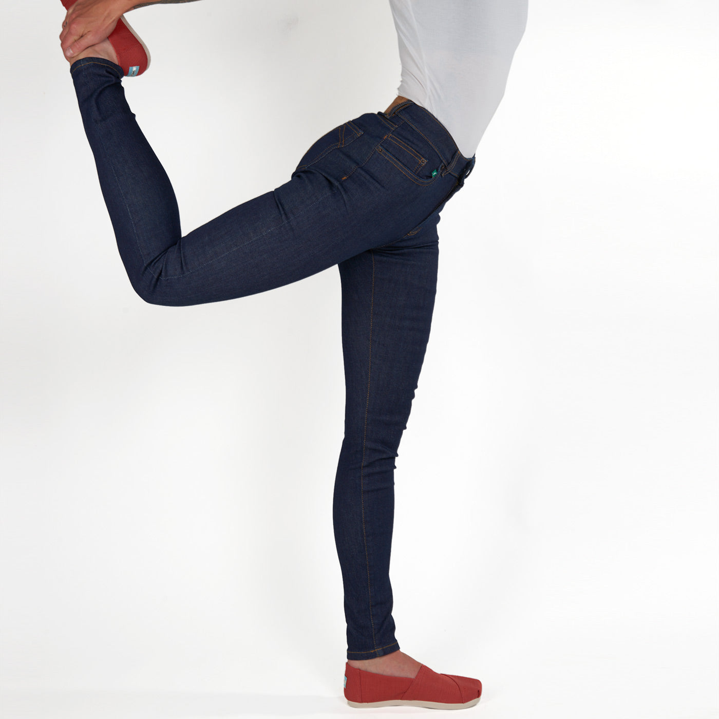 Damen Slim Fit Jeans von fairjeans: Hohes Bund, schmales Bein, Bio-Baumwolle, Navy Denim - zeitlos, ohne Used-Look.