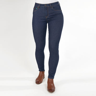Bio-Baumwolljeans von fairjeans: Damen Slim Fit mit hohem Bund und schmalem Bein in Navy Denim - klassisch, ohne Used-Look.