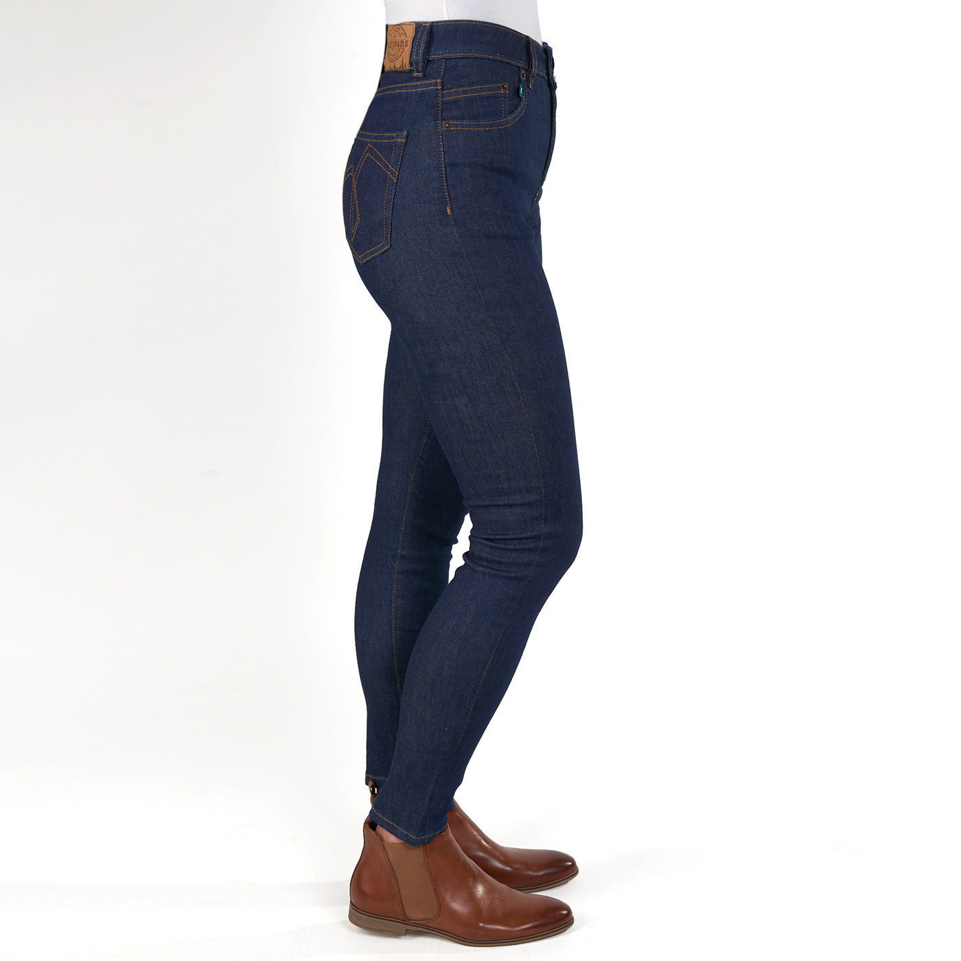 Damenjeans von fairjeans: schmal geschnittenes Bein, hoher Bund, Navy Denim aus Bio-Baumwolle - ohne Used-Look.