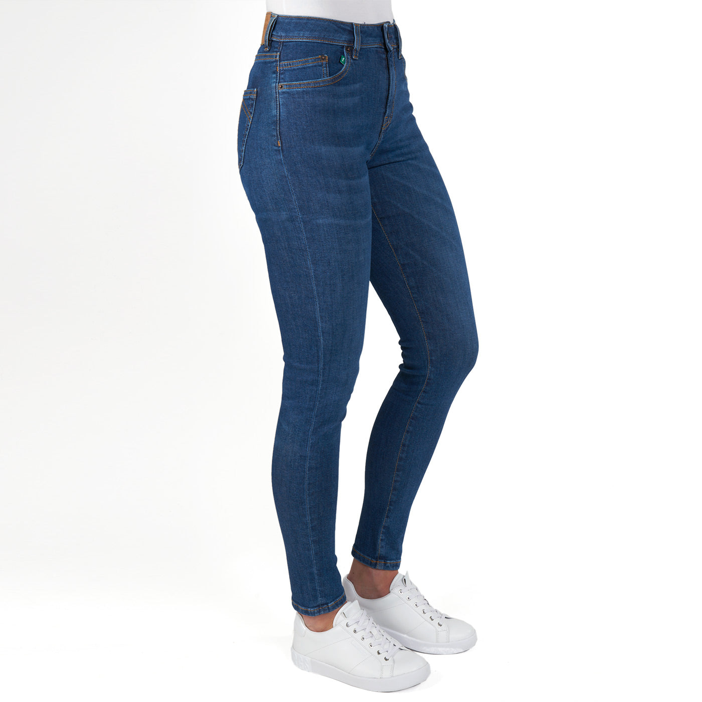 Damenjeans von fairjeans: schmal geschnittenes Bein, hoher Bund, Bio-Baumwolle mit leichtem Used-Look - Slim Fit für einen coolen Look.