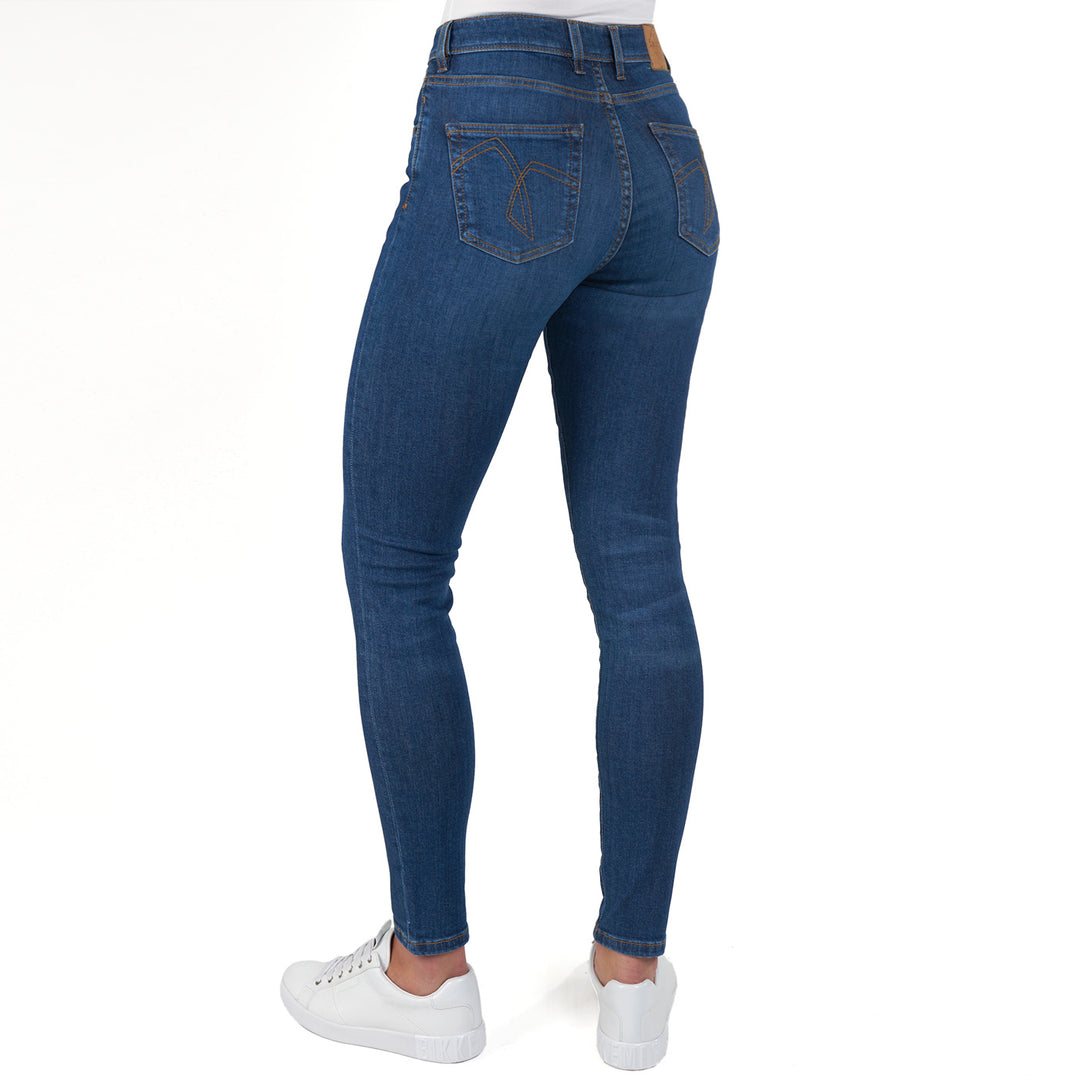 Damen Slim Fit Jeans von fairjeans: Hohes Bund, schmales Bein, Bio-Baumwolle mit dezentem Used-Look - nachhaltig und stylisch.