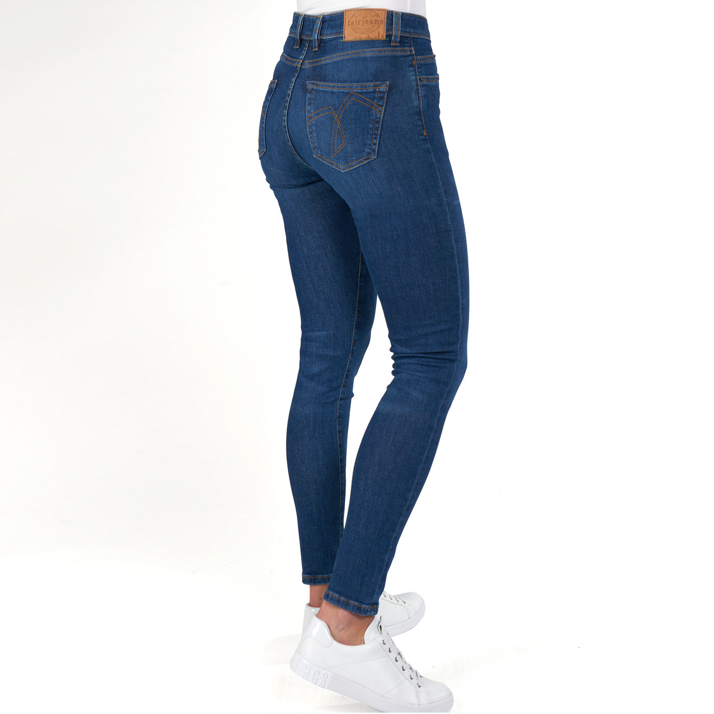 fairjeans Damenjeans: Schmal geschnittenes Bein, hoher Bund, Bio-Baumwolle mit leichtem Used-Look - für einen individuellen Look.