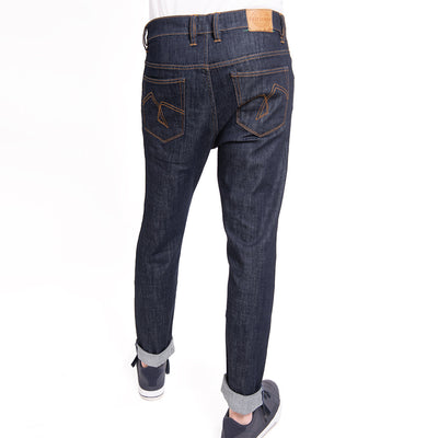 Herren-Jeans von fairjeans: Tapered Fit aus Bio-Baumwolle, weit geschnitten an Hüften und Po, schmal zulaufend am Bein für eine moderne Silhouette