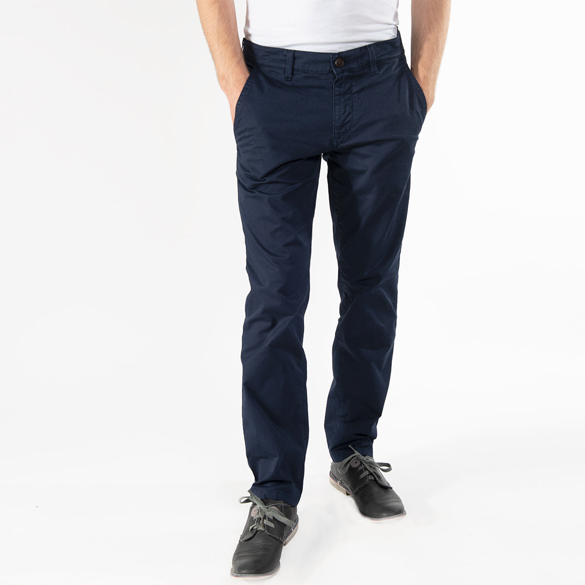 Eine schicke Chino-Hose in Navy-Blau von fairjeans mit seitlichen Eingrifftaschen und schmalem Schnitt bis zum Knöchel aus weicher Bio-Baumwolle. Ein nachhaltiges Basic für jeden Kleiderschrank.