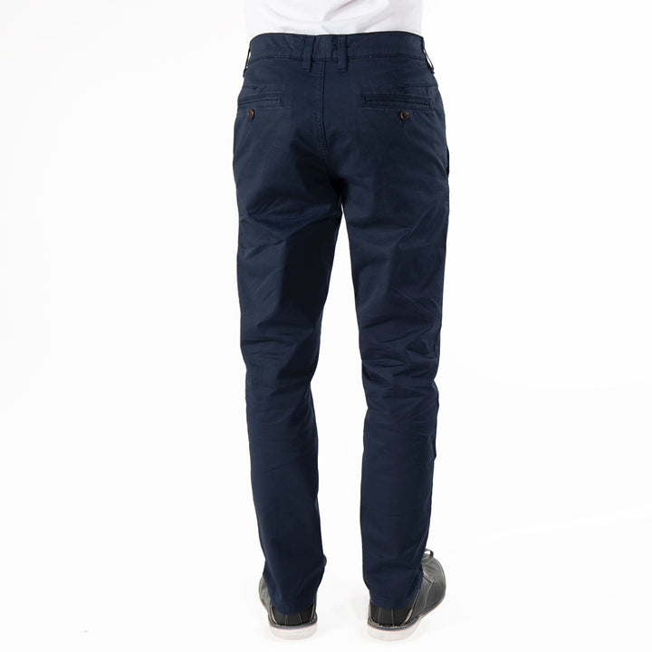 Die perfekte Kombination aus Stil und Nachhaltigkeit: Eine Chino-Hose von fairjeans in Navy-Blau aus Bio-Baumwolle mit seitlichen Eingrifftaschen und einem schmalen Schnitt bis zum Knöchel.