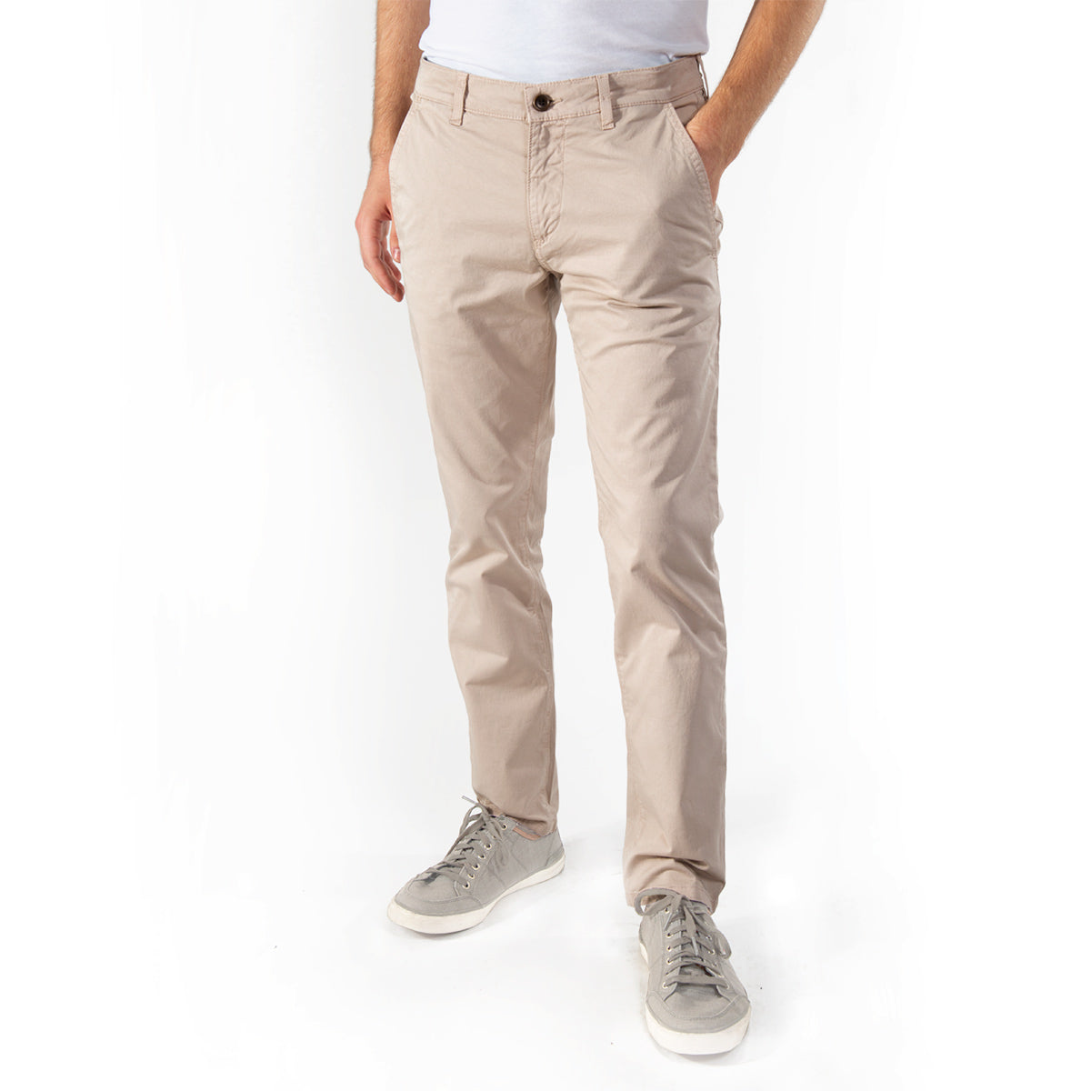 Schlichte Chino-Hose aus Bio-Baumwolle in Beige-Sand-Farbe mit seitlichen Eingrifftaschen und schmalem Schnitt bis zum Knöchel.