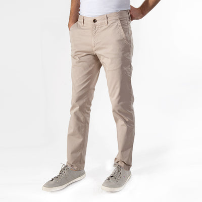 Komfortable Chino-Hose in klassischer Passform aus nachhaltiger Bio-Baumwolle. Beige-Sand-Farbton und seitliche Eingrifftaschen verleihen ihr einen zeitlosen Look.