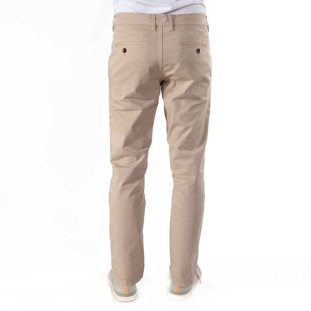 Klassisch und dennoch modern: Eine Chino-Hose aus nachhaltiger Bio-Baumwolle in Beige-Sand-Farbe. Mit seitlichen Eingrifftaschen und schmalem Schnitt bis zum Knöchel ist sie ein vielseitiges Basic für jeden Kleiderschrank.