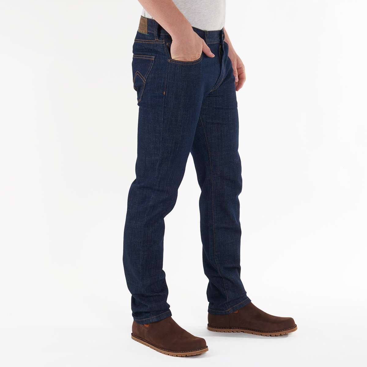 Eine männliche Person trägt eine Jeans im Regular Fit von Fairjeans, einem Hersteller von nachhaltigen Jeans aus Bio-Baumwolle.