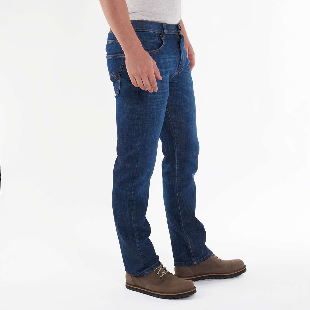 Ein nachhaltiges Produktfoto einer geraden Jeans für Herren, produziert von Fairjeans aus Bio-Baumwolle und mit einem leichten Used-Look versehen.