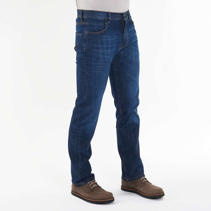 Ein Bild einer nachhaltigen Jeans von Fairjeans, hergestellt aus biologisch angebauter Baumwolle und in gerader Passform, auch als Regular Fit bekannt. Die Jeans hat einen leichten Used-Look.