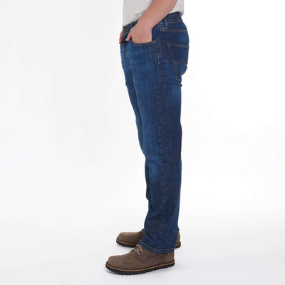 Eine Produktabbildung einer nachhaltigen Herrenjeans von Fairjeans. Die Jeans wurde aus Bio-Baumwolle gefertigt und hat eine gerade Passform, auch als Regular Fit bezeichnet. Das Bild zeigt einen leichten Used-Look.