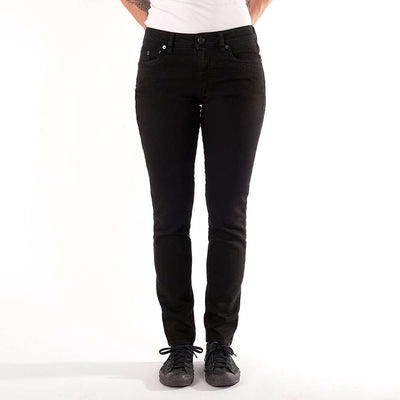 Bild einer schwarzen fairjeans Damenjeans mit schmaler Passform in Slim Fit. Hergestellt aus nachhaltiger Bio-Baumwolle für eine umweltfreundliche Garderobe.