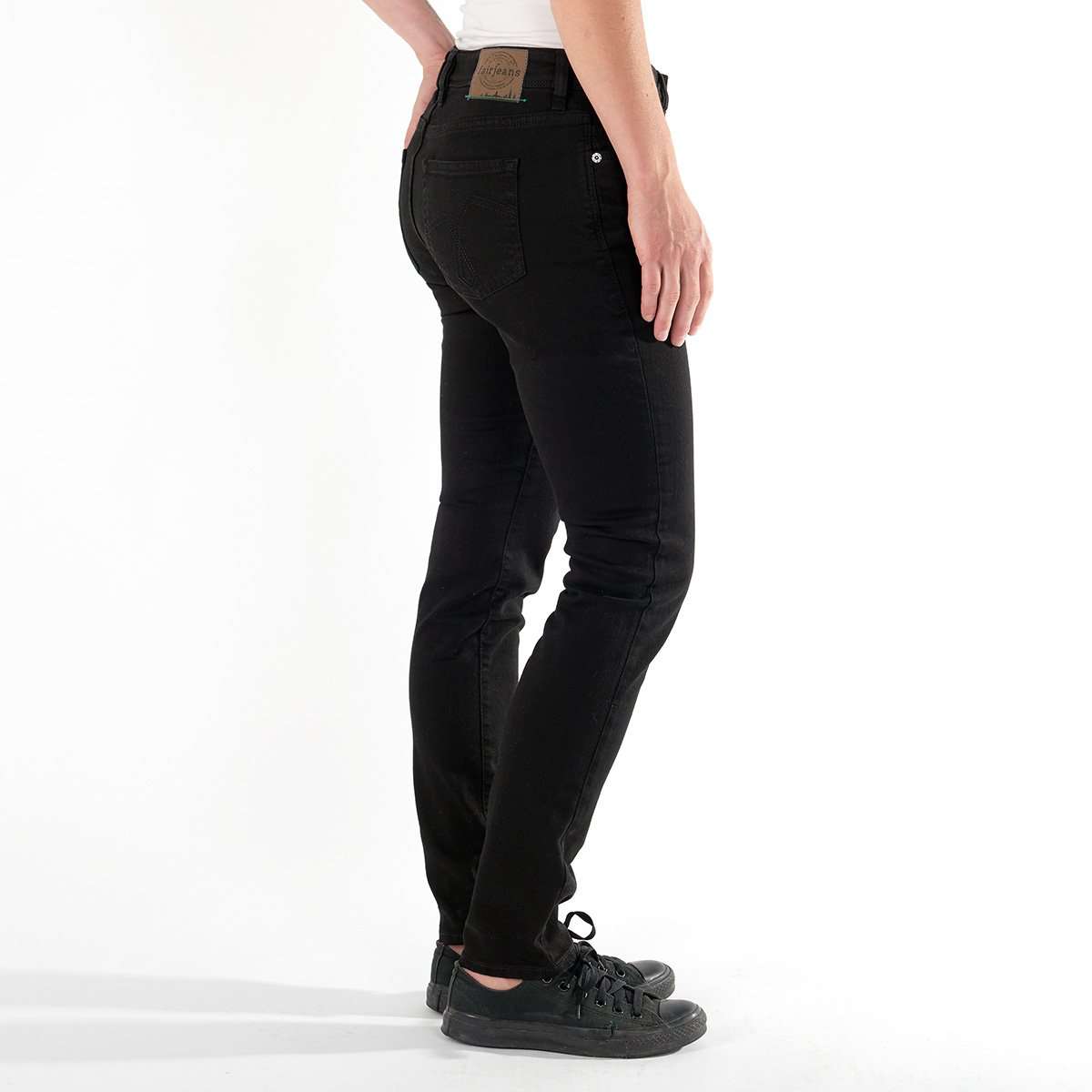 Ein Produktfoto der fairjeans Damenjeans in schwarz. Schmaler Slim-Fit-Schnitt aus Bio-Baumwolle für einen umweltbewussten und zeitlosen Look. Perfekt für jeden Anlass.