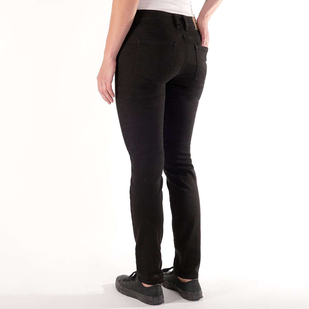Die fairjeans Damenjeans in Schwarz ist aus Bio-Baumwolle gefertigt und hat eine schmale Passform im Slim Fit. Ein Must-Have für jede umweltbewusste Garderobe.