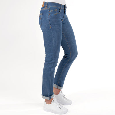 Bio-Baumwolljeans von fairjeans: Damen Regular Fit mit geradem Bein und bequemer Bundweite - normale Bundhöhe mit dezentem Used-Look.