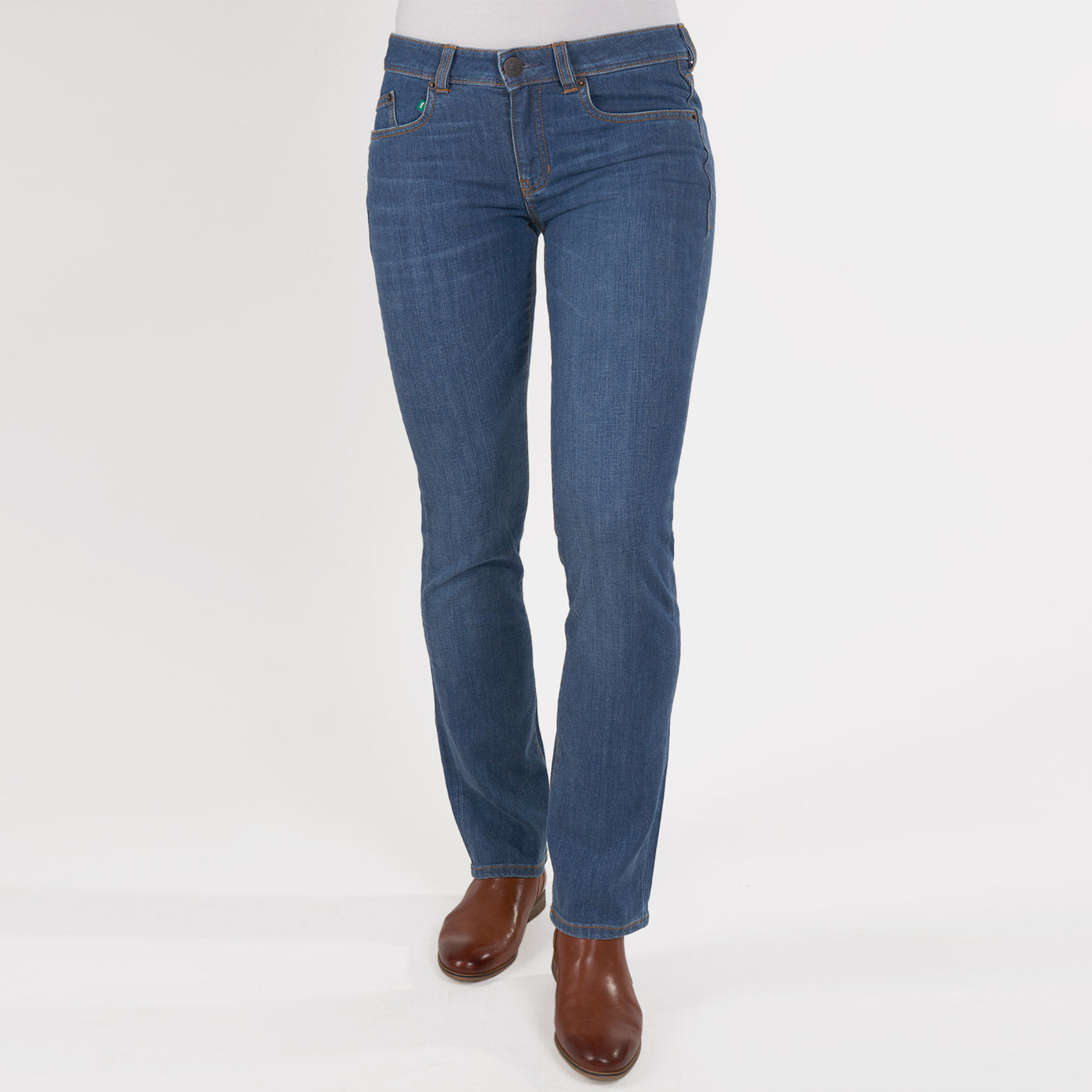 Damenjeans von fairjeans: Regular Fit mit geradem Beinverlauf und bequemer Bundweite aus Bio-Baumwolle - normale Bundhöhe mit leichtem Used-Look.