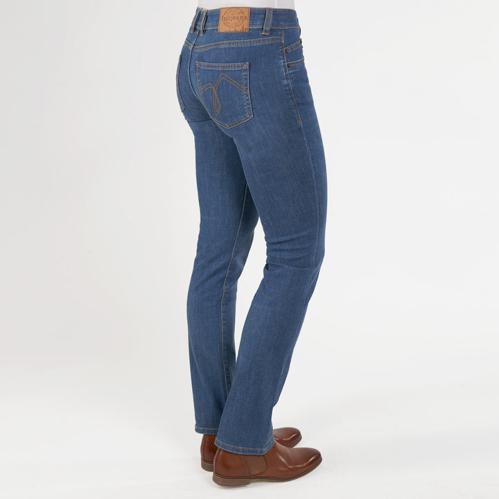 Damen Regular Fit Jeans von fairjeans: Bequeme Bundweite, gerader Beinverlauf und normale Bundhöhe aus Bio-Baumwolle - nachhaltig und lässig.