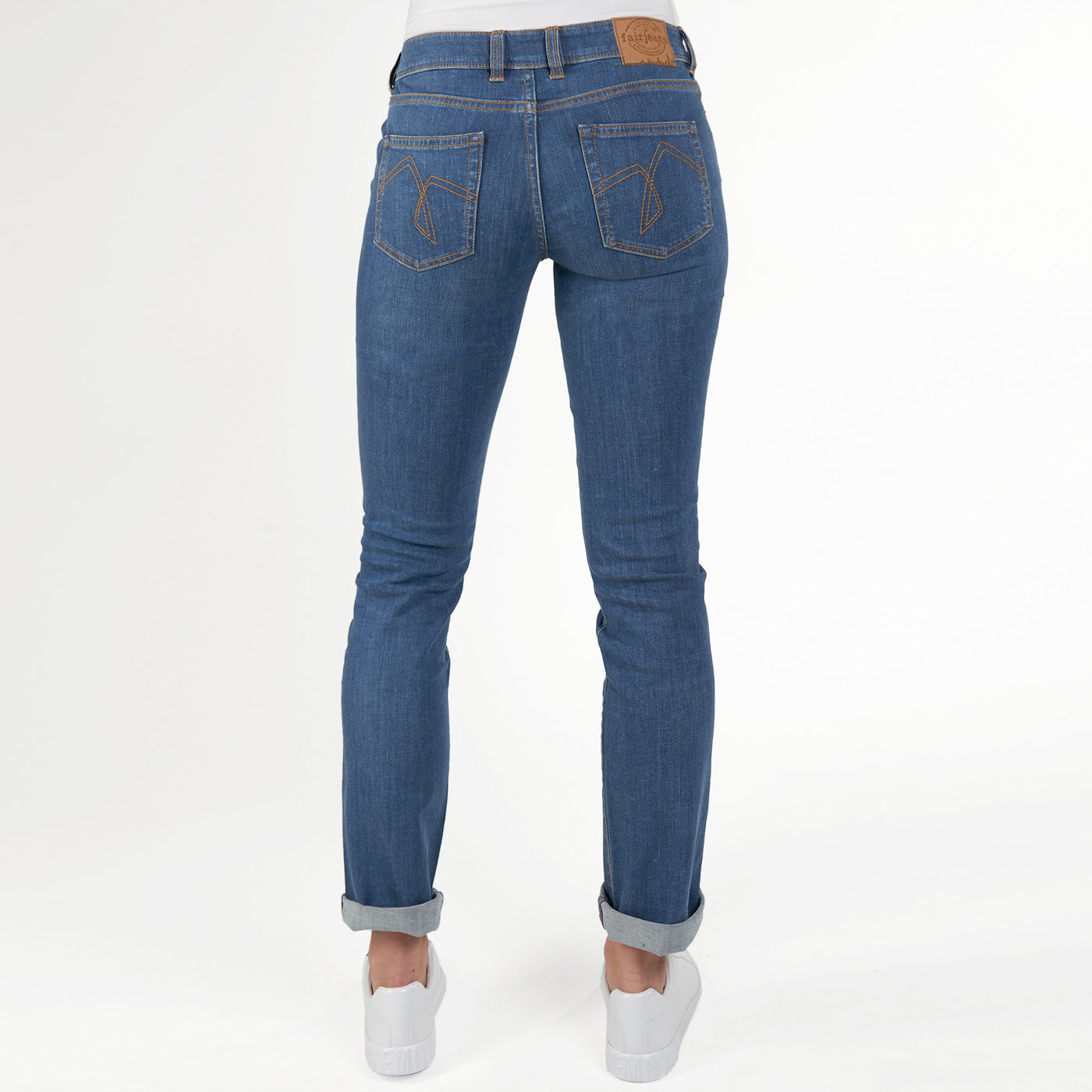 fairjeans Damenjeans: Regular Fit mit geradem Beinverlauf, bequemer Bundweite und normale Bundhöhe aus Bio-Baumwolle - für einen coolen Look.